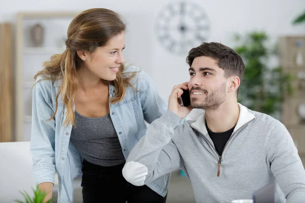 Een Paar Een Telefoontje — Stockfoto