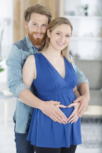 Pregnant Couple Hugging Smiling — Fotografia de Stock