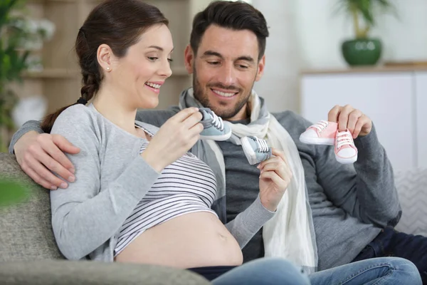 Junges Paar Mit Schwangere Frau Sucht Geschenke Kinderkleidung — Stockfoto