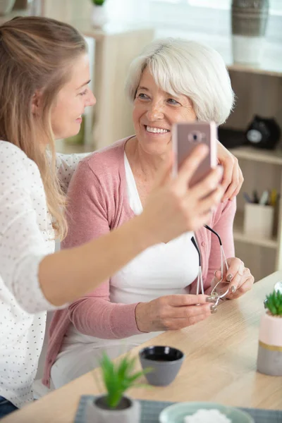 Avó Neta Tomando Selfie Com Smartphone — Fotografia de Stock