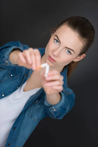 Woman Breaking Cigarette — Stockfoto