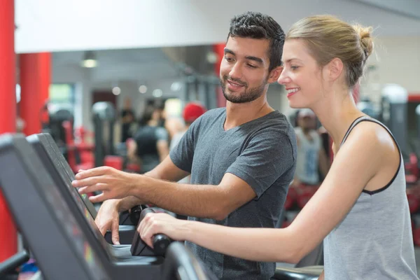 Couple Run Treadmills — Φωτογραφία Αρχείου