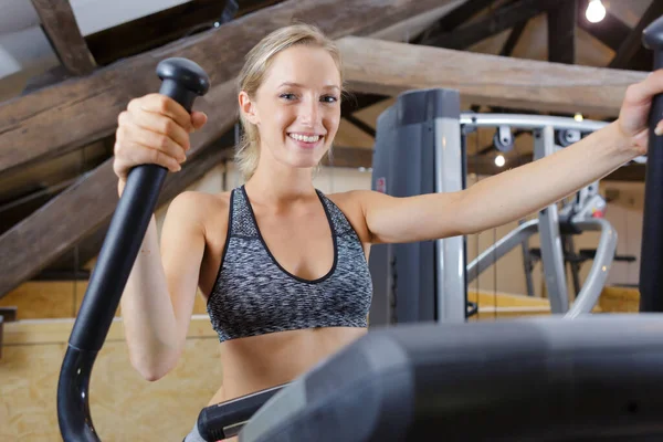 Frauentraining Fitnessstudio — Stockfoto