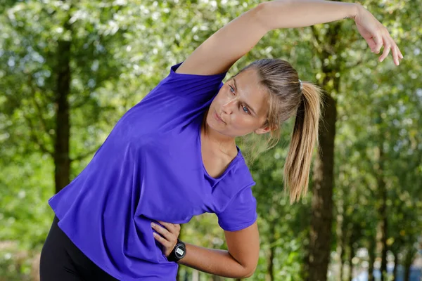 Mujer Extendiendo Brazos Bosque —  Fotos de Stock