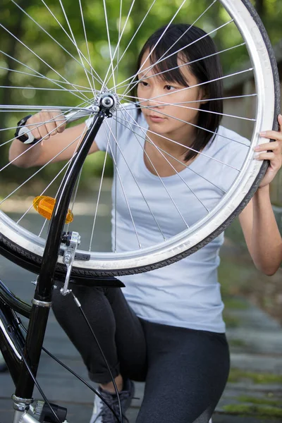 Junge Frau Mit Schraubenschlüssel Repariert Ein Fahrrad Freien — Stockfoto