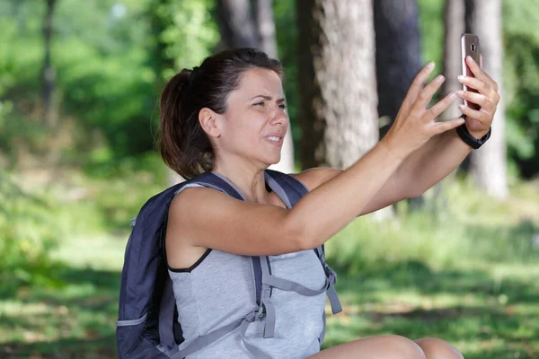 Escursionista Donna Che Problemi Usare Suo Telefono Cellulare — Foto Stock