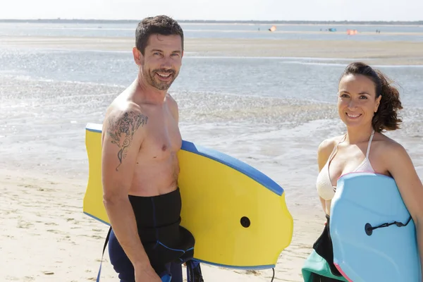 Ein Paar Vor Dem Bodyboard — Stockfoto