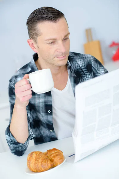 Hombre Está Desayunando —  Fotos de Stock