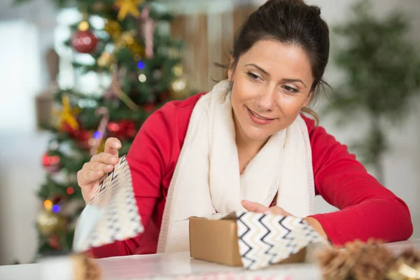 Женщина Упаковывает Подарки Рождество — стоковое фото
