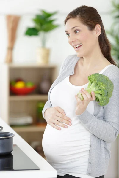 Portret Pięknej Kobiety Ciąży Brokułami — Zdjęcie stockowe