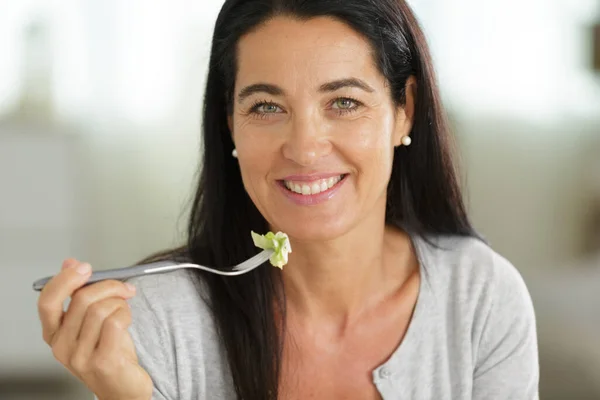 Foto Mulher Segurando Garfo Com Comida — Fotografia de Stock