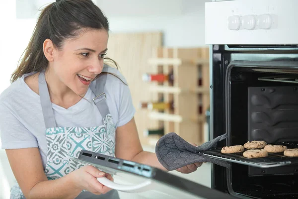 Mladá Hospodyně Kuchyni Při Domácí Cookies — Stock fotografie