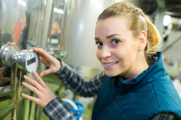 Kadın Bira Fıçısında Dijital Görüntüyü Kontrol Ediyor — Stok fotoğraf