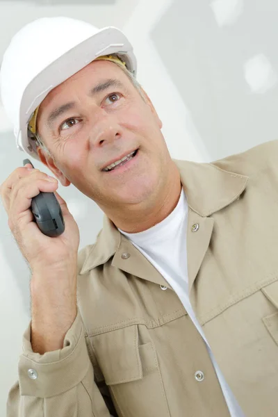 Contratista Maduro Usando Walkie Talkie Dentro Propiedad — Foto de Stock