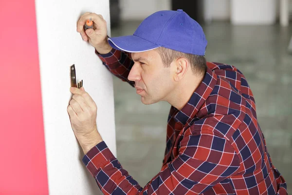 Man Repareert Schildert Muur — Stockfoto