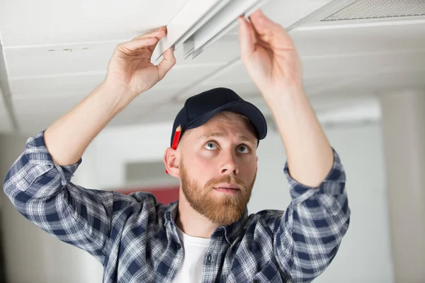 Mannelijke Bouwer Werkt Aan Plafond — Stockfoto