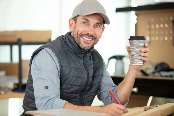 Tischler Posiert Mit Seinem Kaffee Einer Werkstatt — Stockfoto