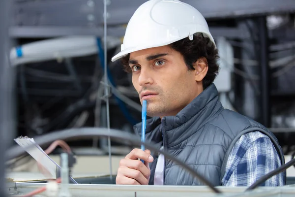 Jovem Construtor Olhando Para Instalação Elétrica Teto Edifício — Fotografia de Stock