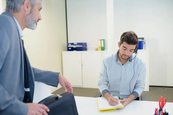 Joven Trabajador Profesional Con Auriculares Puestos —  Fotos de Stock