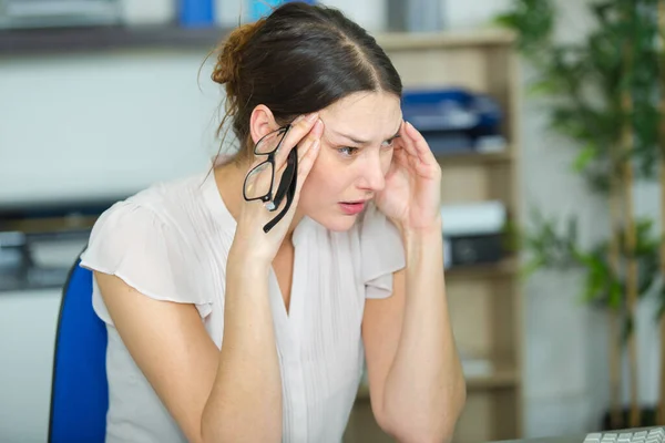 Frau Mit Kopfschmerzen Büro — Stockfoto