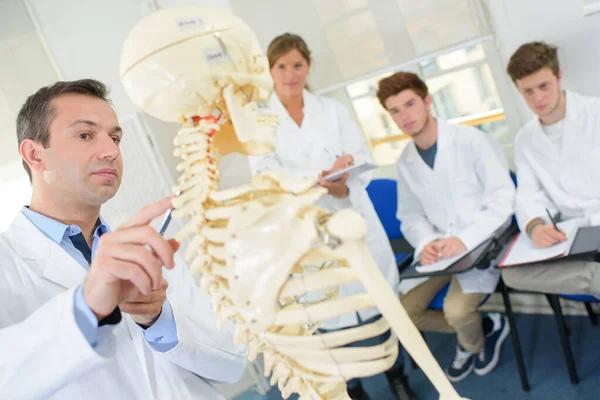 Arzt Mit Skelett Doziert Studenten — Stockfoto