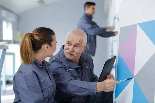 Retrato Homem Sênior Com Pintor Feminino — Fotografia de Stock