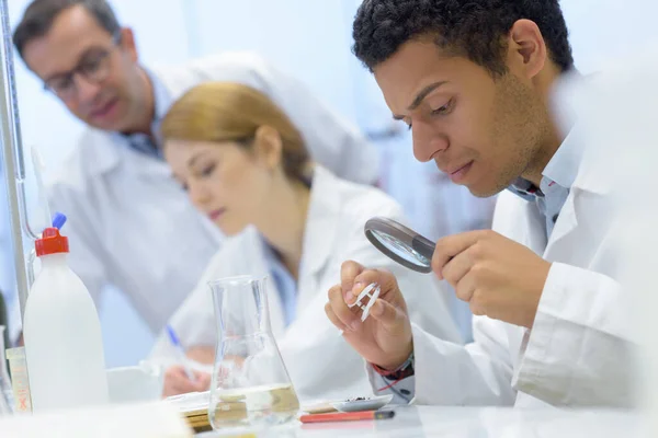 Qualitätskontrolleure Der Produktion Bei Der Arbeit — Stockfoto