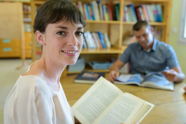 Mujer Examinando Libros Biblioteca — Foto de Stock