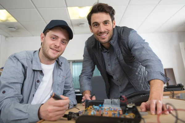 Dos Hombres Que Reparan Equipo Hardware — Foto de Stock