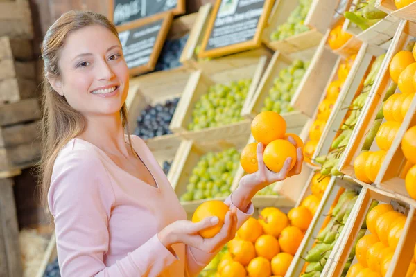 Woman Holding Oranges — стоковое фото