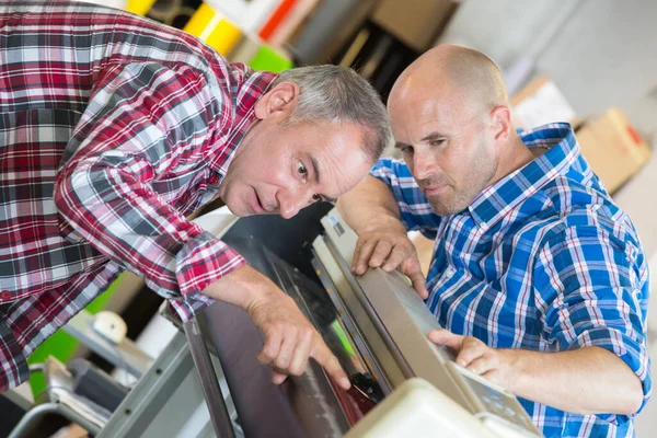 Techniciens Masculins Réparer Photocopieuse Numérique — Photo