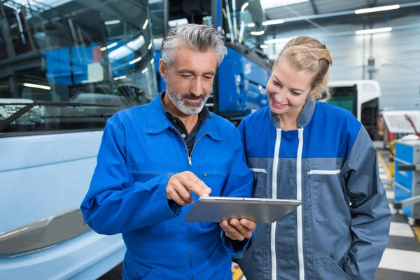 Onderhoudsteam Van Een Busbedrijf Dat Een Defect Van Tablet Bestudeert — Stockfoto