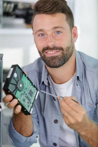 Glücklicher Mann Schraubt Der Festplatte — Stockfoto