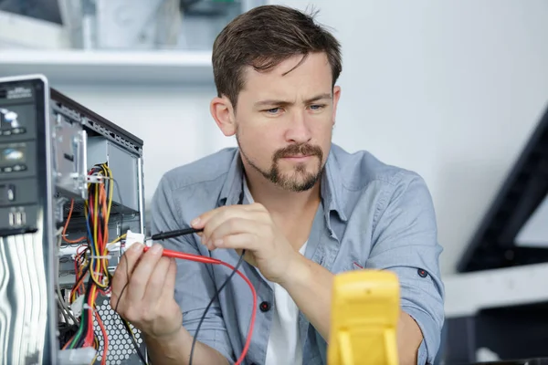 電気技師はPcケーブルをチェックし — ストック写真