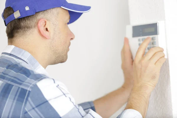 Onderhoudstechnicus Die Technische Gegevens Van Verwarmingssysteem Controleert — Stockfoto