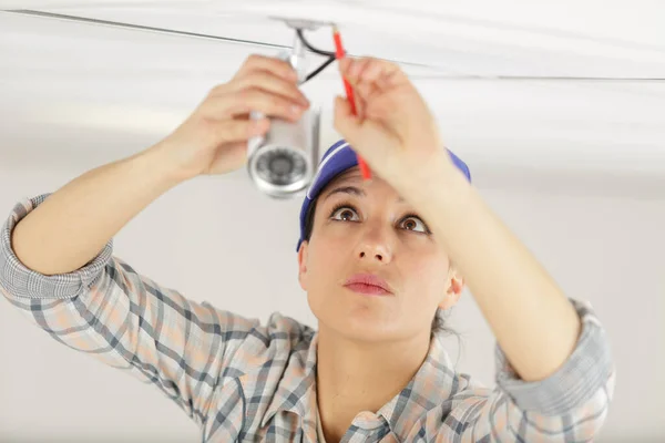 Retrato Instalador Cctv Feminino — Fotografia de Stock