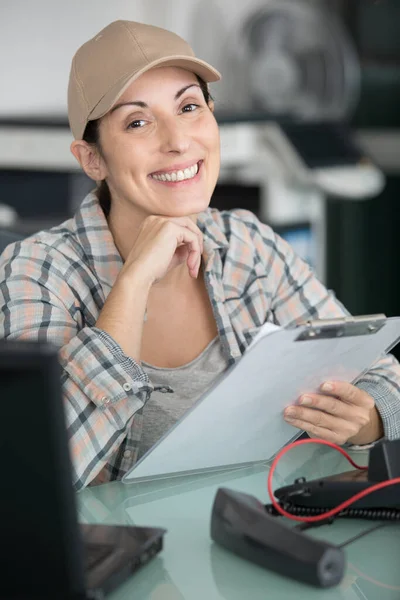 Ευτυχισμένη Γυναίκα Πρόχειρο Στο Γραφείο — Φωτογραφία Αρχείου