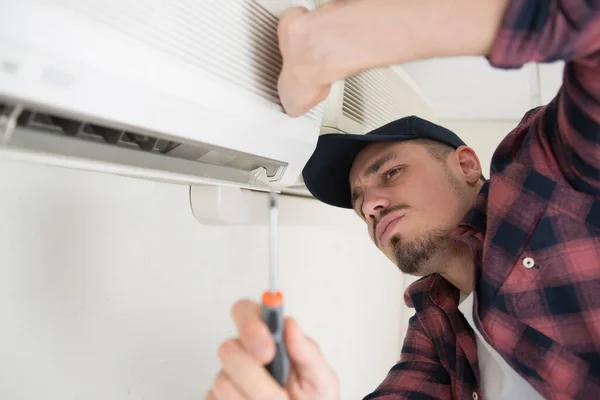 Mannelijke Technicus Installeren Buiten Airconditioning Unit — Stockfoto