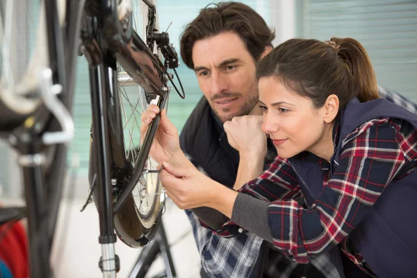 Apprendista Meccanico Donna Che Lavora Bicicletta Sotto Supervisione — Foto Stock