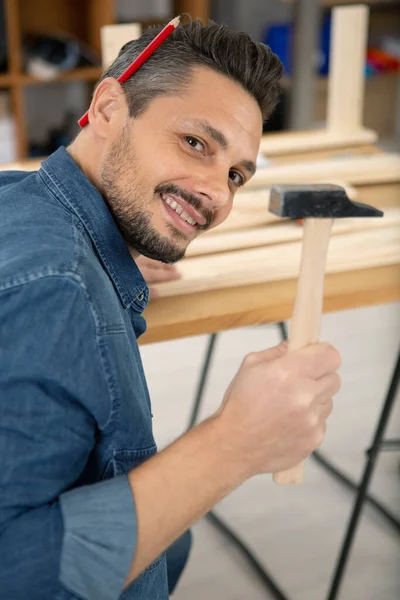 Mannelijke Timmerman Hameren Een Spijker — Stockfoto