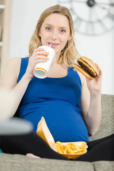 Portret Van Vrouw Die Hamburger Eet — Stockfoto