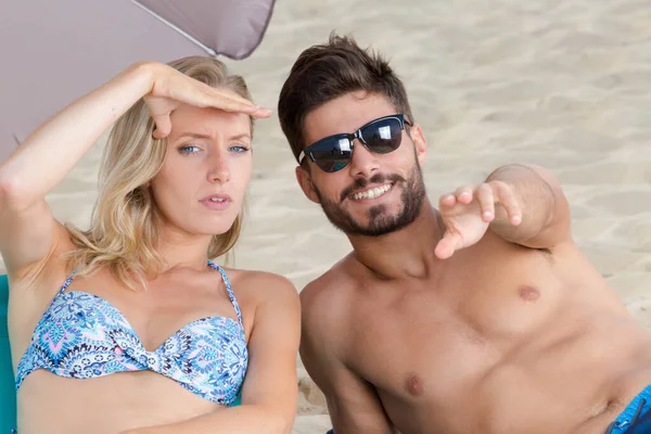 Casal Alegre Apontando Para Câmera Praia Verão — Fotografia de Stock