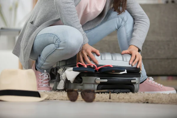 Woman Squashing Her Suitcase Close — Stock Photo, Image