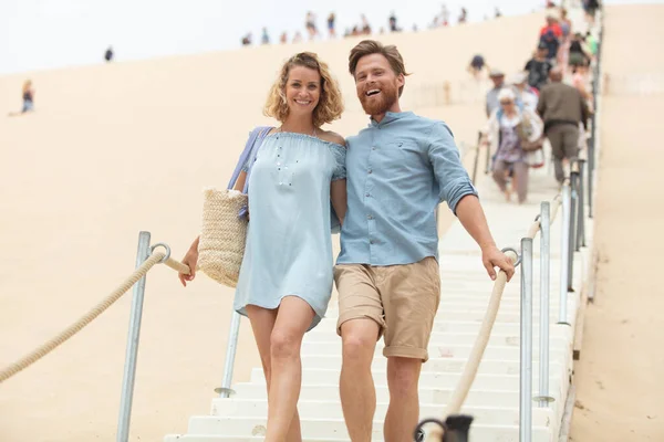 Lyckligt Par Går Nerför Sanddynerna Steg — Stockfoto