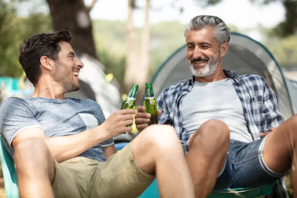 快乐的年轻男性朋友在营地用啤酒欢呼 — 图库照片