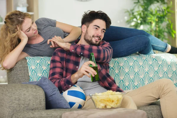 Verspieltes Verliebtes Paar Sitzt Auf Couch — Stockfoto