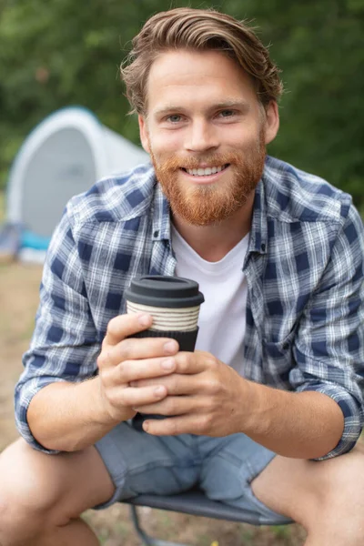 Joven Feliz Sosteniendo Café Para Llevar —  Fotos de Stock