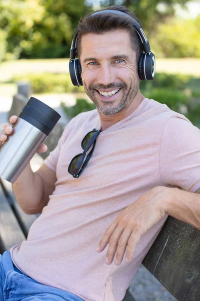 Człowiek Pijący Kawę Słuchający Muzyki — Zdjęcie stockowe