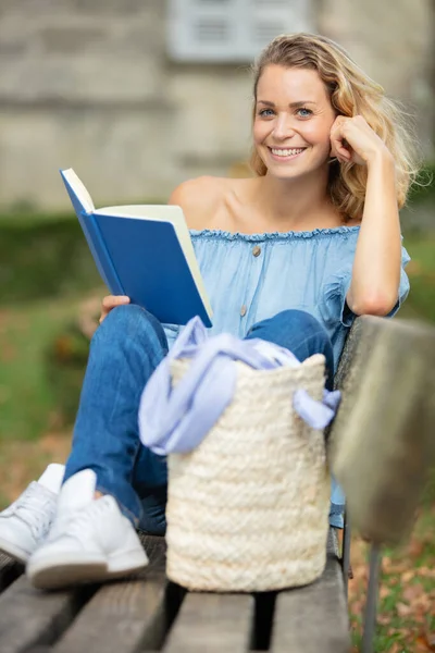 Libro Lettura Donna Sulla Panchina Del Parco — Foto Stock