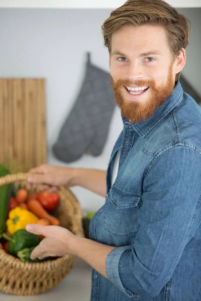 Homme Amical Avec Énorme Panier Légumes — Photo